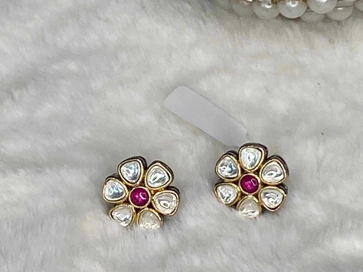 Dainty Kundan Stud