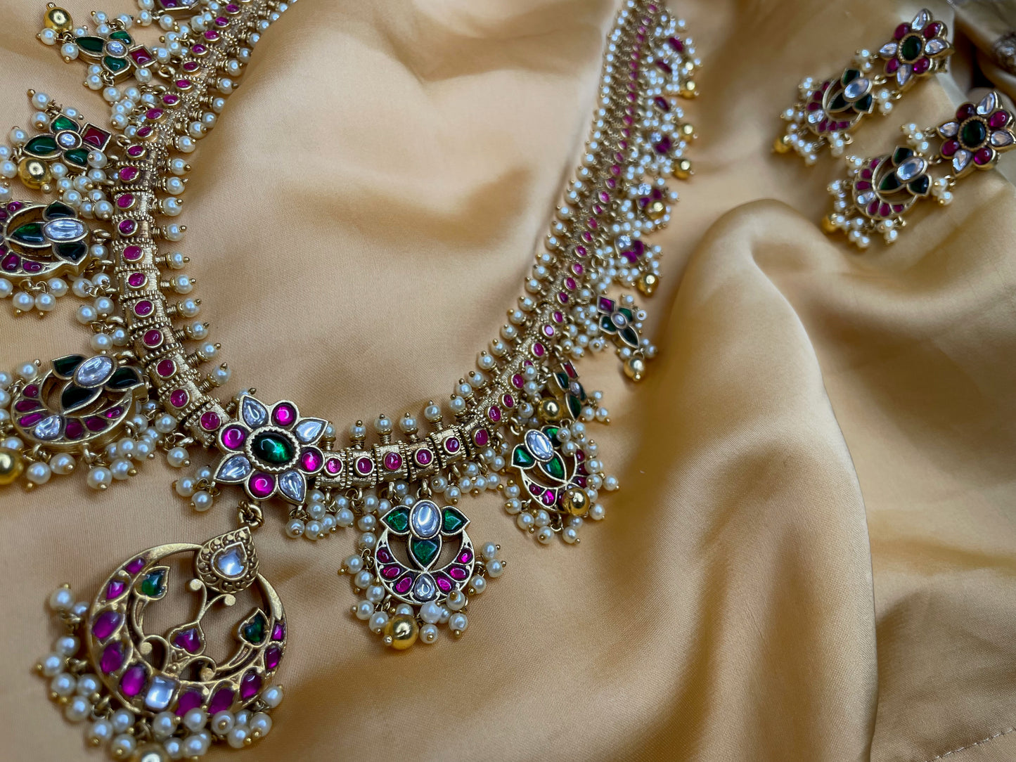 Kundan Jadau Guttapusalu Set