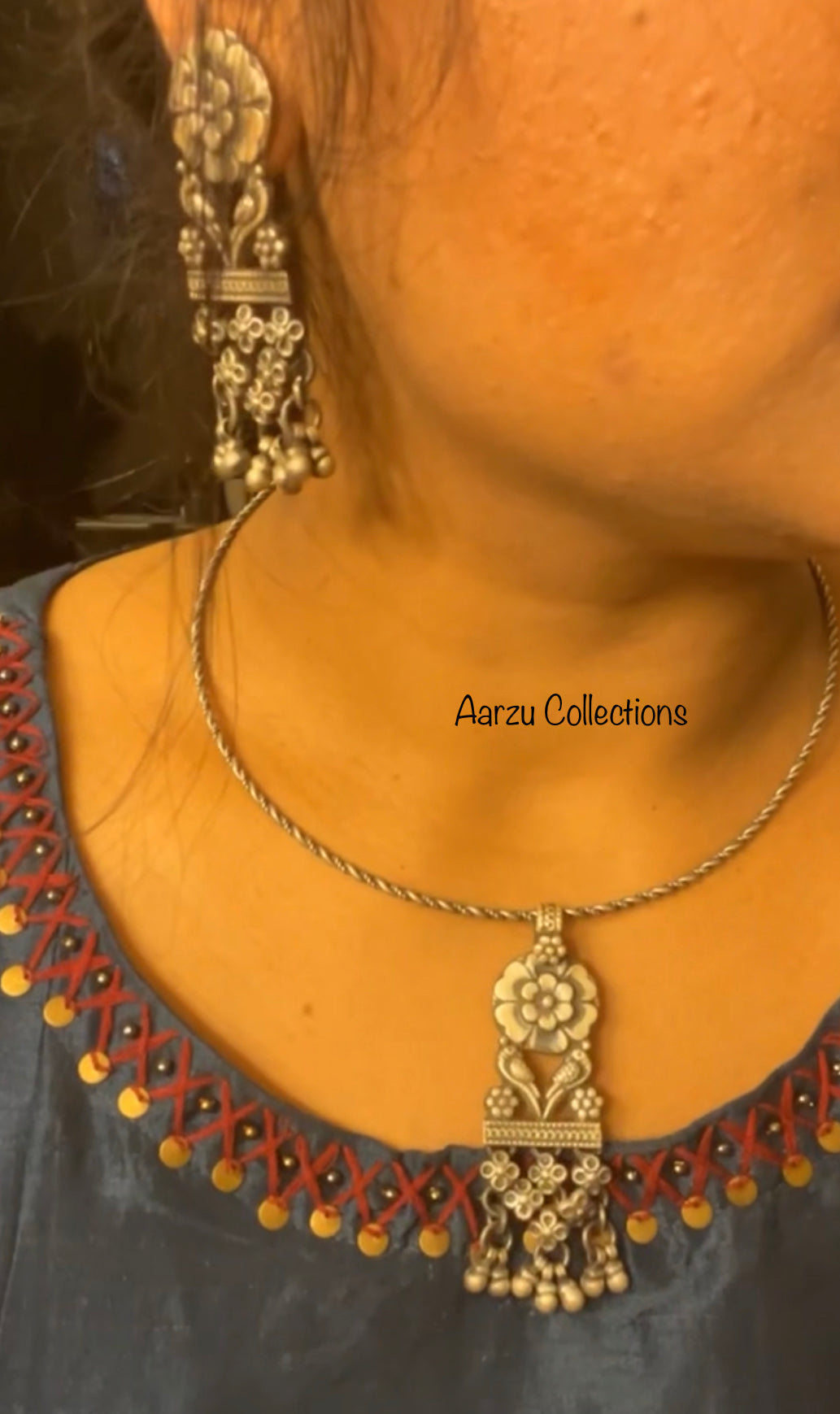 92.5 Silver old look hasli with pendant and earrings - 66 gms