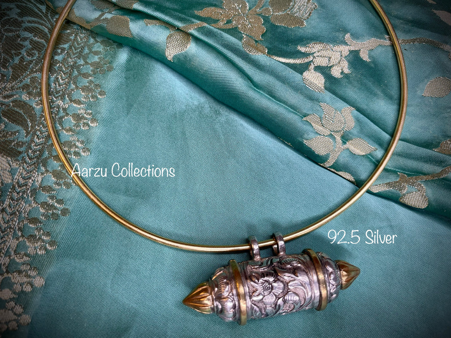 92.5 Silver danity hasli with dual tone pendant