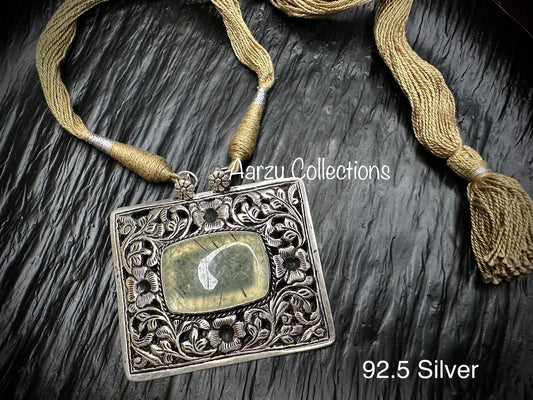 92.5 Silver Chitai pendant with prehnite quartz - 50 gms