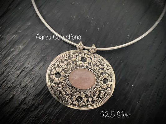 92.5 Silver Chitai pendant with rose quartz - 39 gms