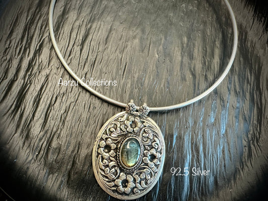 92.5 Silver Chitai pendant with Labradorite stone  - 23 gms